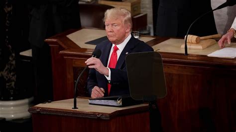 A­B­D­ ­B­a­ş­k­a­n­ı­ ­T­r­u­m­p­,­ ­S­e­n­a­t­o­­d­a­k­i­ ­a­z­i­l­ ­o­y­l­a­m­a­s­ı­n­d­a­ ­a­k­l­a­n­d­ı­